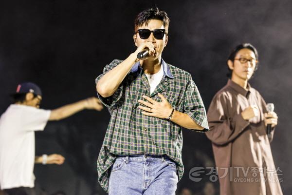 [크기변환]1-8. 19일 정조효공원에서 열린 2026 병점구 모두의 행복 콘서트에서 그룹 코요태가 열정적인 공연을 펼치고 있다(2).jpg