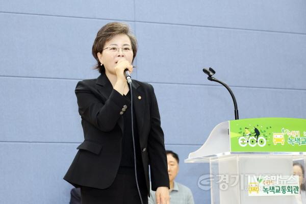 [크기변환]사진설명2 김미경 수원특례시의회 의장이 19일 녹색교통회관에서 열린 ‘제4회 녹색교통회관 수강생 수영대회’에서 축사를 하고 있다.jpg