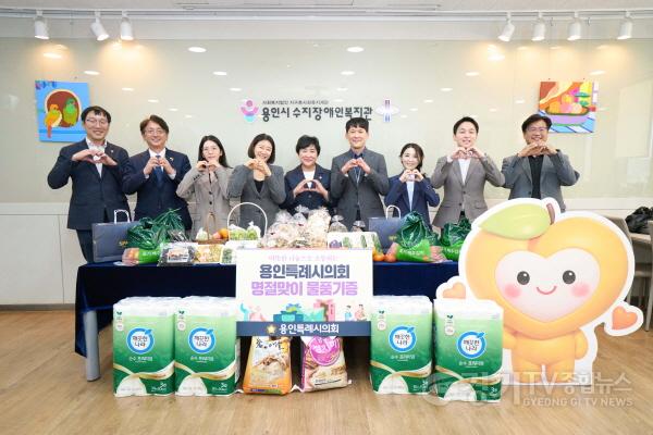[크기변환]20260921 용인특례시의회  추석맞이 전통시장 장보기 및 사회복지시설 물품 전달(7).jpg