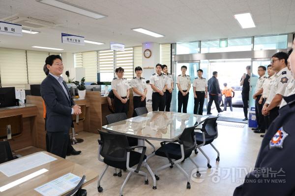 [크기변환]4-6. 이상일 용인특례시장이 21일 추석을 앞두고 용인소방서를 찾아 소방대원들의 노고에 감사를 표했다.jpg