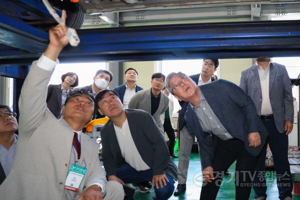 [크기변환]5-2. 23일 용인특례시 공직자들이 (사)한국배터리기술인협회 시험장에서 리튬이온배터리 화재 안전교육과 화재진압 실습에 참여했다.jpg