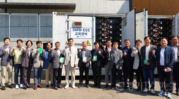 [크기변환]5-3. 23일 용인특례시 공직자들이 (사)한국배터리기술인협회 시험장에서 리튬이온배터리 화재 안전교육과 화재진압 실습에 참여했다.jpg