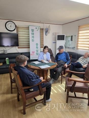 [크기변환]2. 용인특례시 중독관리통합지원센터는 주민들의 음주 문제 등을 조기에 발견하고 해결하기 위해 ‘찾아가는 이동상담’을 하고 있다.jpg