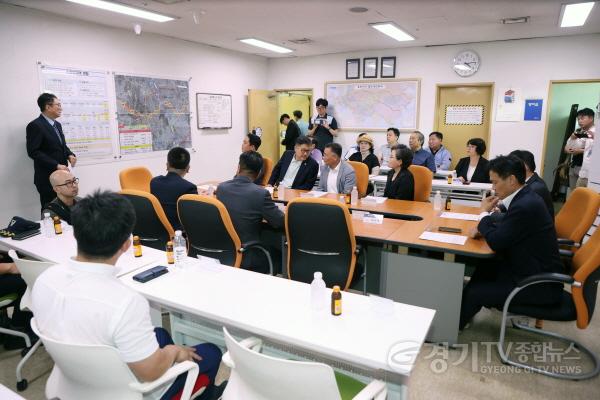 [크기변환]사진설명2. 수원역에서 열린 추석맞이 귀성객 환송행사에 앞서 참석자들이 티타임을 갖고 고속철도 통합 이후 운영과 이용 편의 등에 대한 설명을 듣고 있다.jpg
