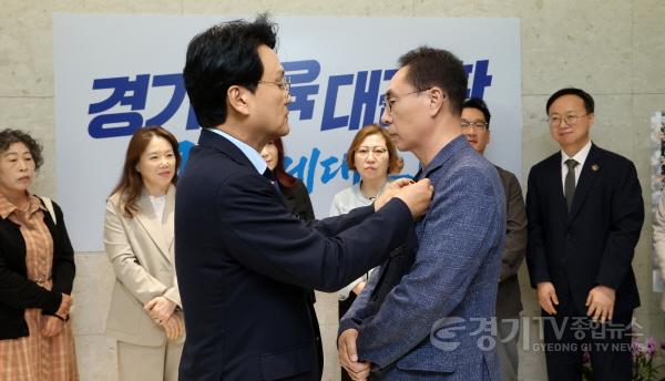 [크기변환]260923_경기도교육청_교육활동_침해에_신속_대응(사진2)_안민석_교육감이_교권보호전담관에게_배지수여(9월18일).jpg