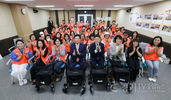 [크기변환]9-1. -1. 18일 용인시자원봉사센터 교육장에서 이상일 시장과 기증식 참석자들이 기념 사진을 찍고 있다.jpg