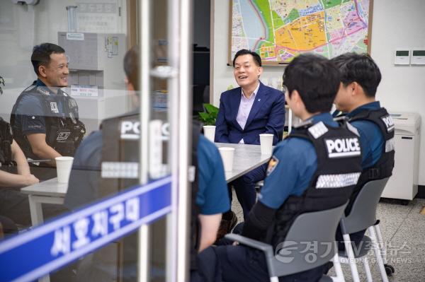 [크기변환]사진2)이재준 수원특례시장, 추석 연휴에 시민 위해 일하는 이들 찾아 격려.jpg