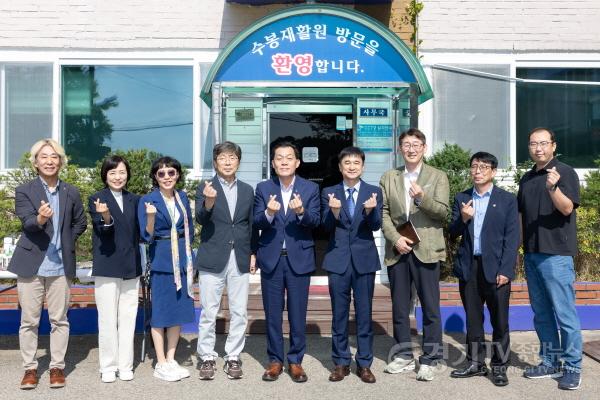 [크기변환]사진3)이재준 수원특례시장, 추석 연휴에 시민 위해 일하는 이들 찾아 격려.jpg