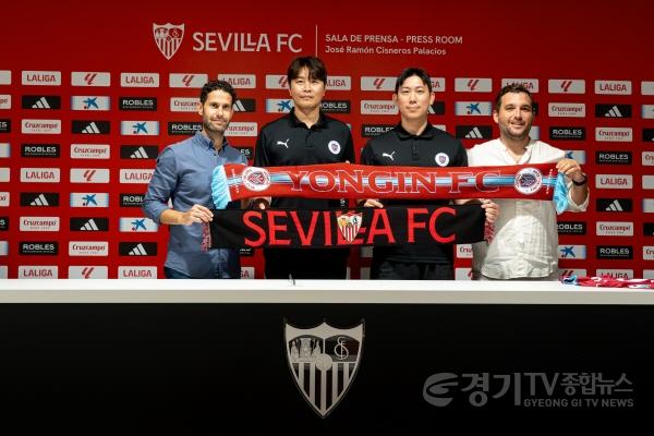 [크기변환]4-2. 용인FC는 22일 스페인 명문 축구클럽 세비야FC와 우호 협약을 체결했다. 사진은 왼쪽부터 호세 마리아 크루스 가야르도 세비야FC 이노베이션센터 본부장, 이동국 용인FC 테크니컬 디렉터, 신창훈 용인FC 선수단지원팀장, 호.jpg