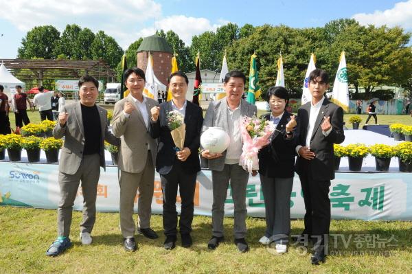 [크기변환]사진설명 1 제35회 수원시 그린농업축제에서 감사요를 수상한 유재광 수원특례시의회 부의장이 참석 의원들과 기념촬영을 하고 있다.jpg