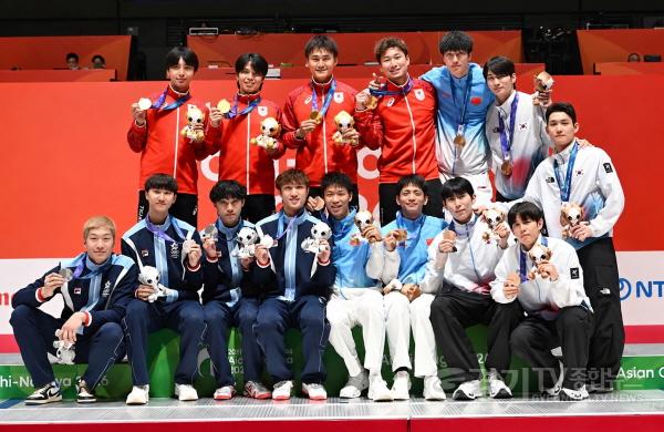 [크기변환]1-1 25일 아이치·나고야 아시안게임 남자 플뢰레 단체전에서 금·은·동메달을 획득한 각국 선수들이 기념촬영을 하고 있다.jpg
