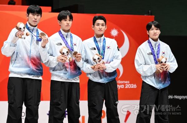 [크기변환]1-2 25일 화성특례시 소속 윤정현·이광현·임철우 선수와 충남 체육회 소속 김태환 선수가 2026 아이치·나고야 아시안게임 남자 플뢰레 단체전에서 동메달을 획득한 뒤 기념촬영을 하고있다.jpg