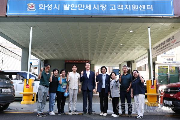[크기변환]4-1. 정명근 화성특례시장이 22일 발안만세시장 고객지원센터 앞에서 상인들과 함께 기념촬영을 하고 있다.jpg