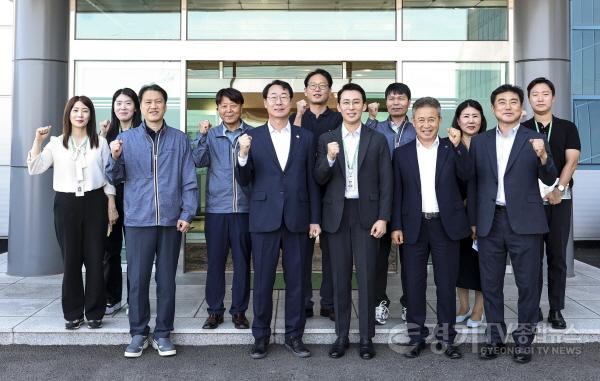 [크기변환]1-1 정명근 화성특례시장과 엄태영 국회의원을 비롯한 비비테크 관계자들이 기업 방문을 기념하며 파이팅을 외치고있다.jpg
