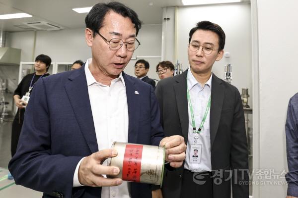 [크기변환]1-2 정명근 화성특례시장(왼쪽)이 비비테크 생산시설을 둘러보며 기업 관계자로부터 제품에 대한 설명을 듣고 있다.jpg