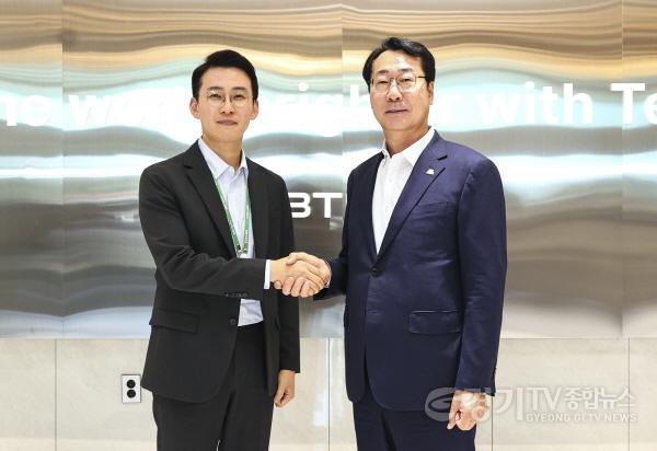 [크기변환]1-6 정명근 화성특례시장이 비비테크 관계자와 기업 방문을 기념하며 악수하고 있다.jpg