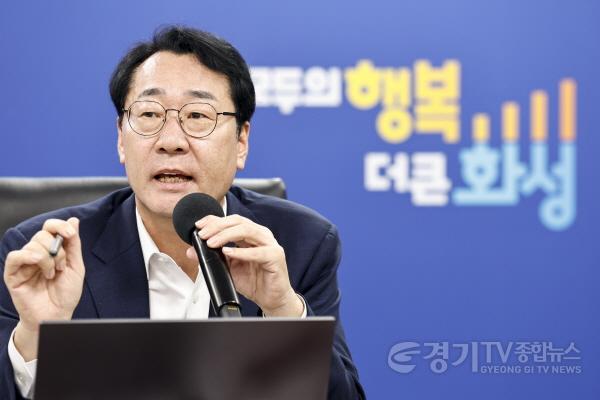 [크기변환]2-1. 정명근 화성특례시장이 21일 시청 상황실에서 열린 2026년 추석 명절 종합대책 회의에서 시민 불편 최소화를 위한 분야별 대책을 점검하고 있다.jpg