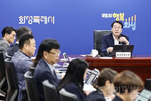 [크기변환]2-2. 정명근 화성특례시장이 21일 시청 상황실에서 열린 2026년 추석 명절 종합대책 회의를 주재하며 연휴 기간 시민 안전과 생활 편의를 위한 철저한 대응을 당부하고 있다.jpg