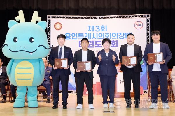 [크기변환]사진4. 장정순 의장은 이날 태권도 발전에 기여한 유공자 4명에게 표창을 수여했다.jpg