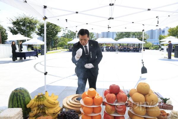 [크기변환]3.이계철의장 분향모습.jpg