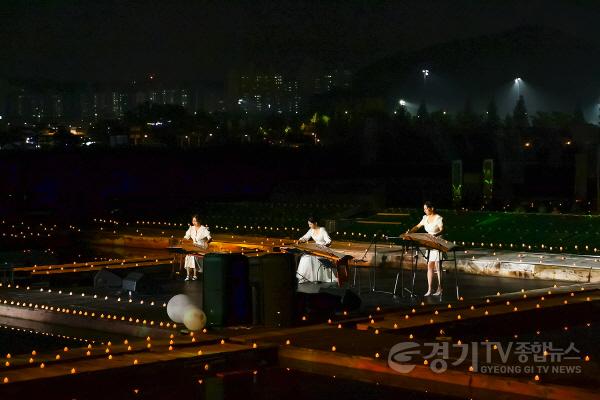 [크기변환]기획보도 사진2_2025 야간 염판 공연_소금의 기업 물의 춤.jpg
