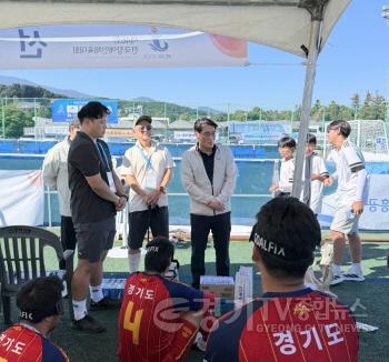 [크기변환]2-3. 윤성진 화성특례시 제1부시장이 제46회 전국장애인체육대회 축구 경기장을 찾아 경기도 대표로 출전한 화성특례시 선수들을 격려하고 있다.jpg