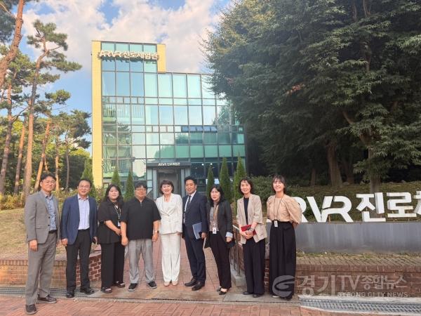 [크기변환]260928_최미금_의원__미래_직업체험_지원_현장_방문…_가상체험학습_콘텐츠_활용한_진로교육_확대_강조_(2).jpg