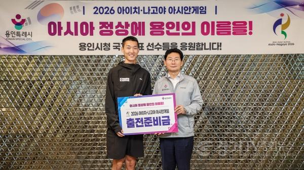[크기변환]6-2. 이상일 용인특례시장이 9월 2일 아시안게임에 출전하는 시 소속 선수들을 대표해 우상혁 선수에게 출전준비금을 전달했다.jpg