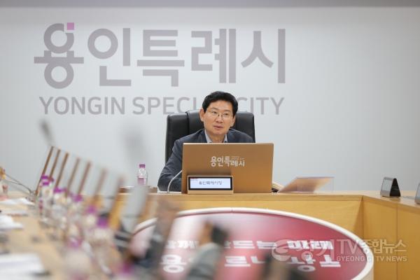 [크기변환]7-3. 28일 용인특례시청 영상회의실에서 열린 2027년 주요업무 추진계획 보고회에서 이상일 시장이 시 공직자들에게 적극행정을 주문했다.JPG