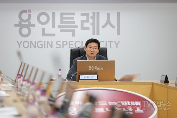 [크기변환]7-3. 28일 용인특례시청 영상회의실에서 열린 2027년 주요업무 추진계획 보고회에서 이상일 시장이 시 공직자들에게 적극행정을 주문했다.JPG