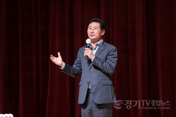 [크기변환]9-2. 용인특례시는 28일 시청 에이스홀에서 ‘제31회 용인시민의 날 시상식’을 개최했다.JPG