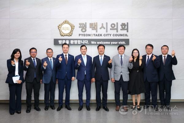 [크기변환]사진2) 주한 캄보디아 대사와 의회 기념촬영2 (1).jpg