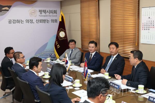 [크기변환]사진3) 주한 캄보디아 대사와 간담회하는 평택시의회 (1).jpg