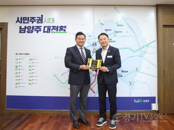 (0929)[통합돌봄과]남양주시, 사회복지종사자 처우개선 성과 인정…‘A등급’ 인증패 전달(사진1).jpg