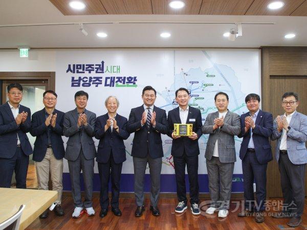 (0929)[통합돌봄과]남양주시, 사회복지종사자 처우개선 성과 인정…‘A등급’ 인증패 전달(사진2).jpg