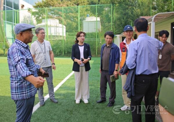 [크기변환]사진 1. 수원특례시의회 김은수 의원과 관계자들이 만석공원 내 그라운드골프장 현장을 찾아 시설 이용에 따른 불편사항을 청취하고 있다.jpg