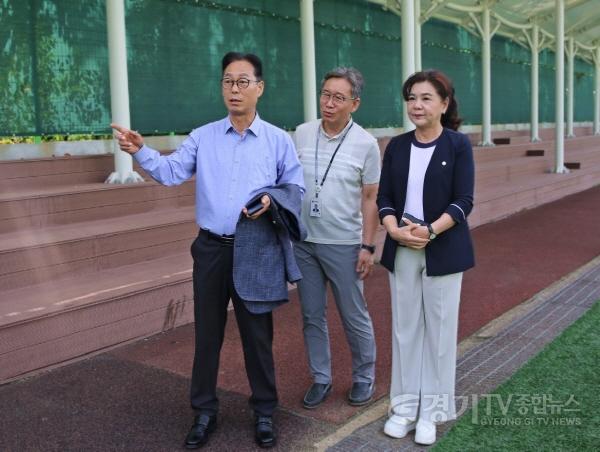 [크기변환]사진 2. 김은수 의원이 관계자로부터 만석공원 야외음악당 시설 현황과 개선사항에 대한 설명을 듣고 있다.jpg