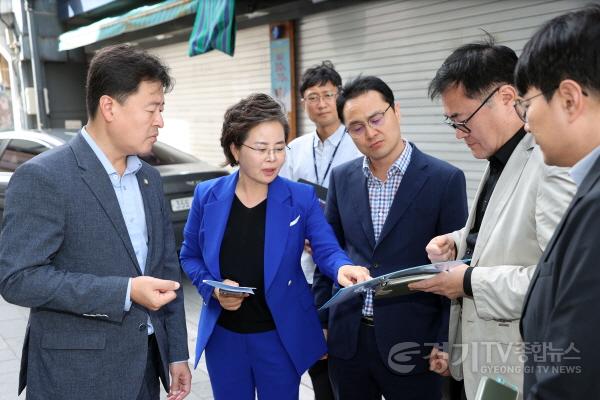 [크기변환]사진설명1. 김미경 수원특례시의회 의장과 방광현 기획경제위원회 부위원장, 이승협 의원이 28일 행궁동 팔달사 일대 민원 현장을 찾아 관계자들과 현장 자료를 살펴보며 민원 사항을 점검하고 있다.jpg