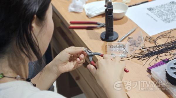[크기변환](사진자료2) 2026 경기 공예 크루_금속공예 체험사진.jpg
