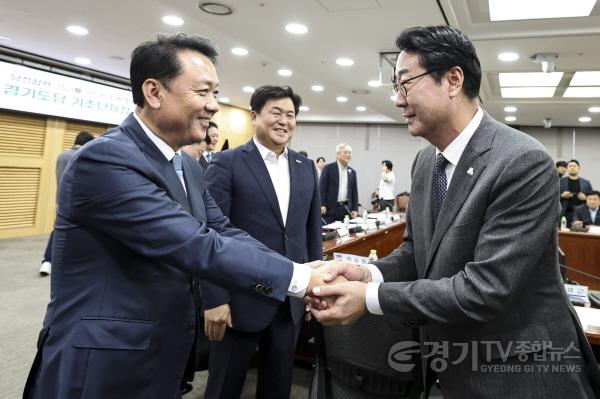 [크기변환]5-2. 정명근 화성특례시장(오른쪽)이 30일 더불어민주당 경기도 기초자치단체장 예산정책간담회에서 이광재 국회 예산결산특별위원장(왼쪽)과 인사를 나누며 화성특례시 주요 현안 사업의 차질 없는 추진과 2027년도 정부 예.jpg