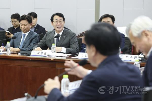 [크기변환]5-3. 정명근 화성특례시장이 30일 더불어민주당 경기도 기초자치단체장 예산정책간담회에서 화성특례시 주요 현안 사업에 대한 국비 지원 필요성을 설명했다.jpg