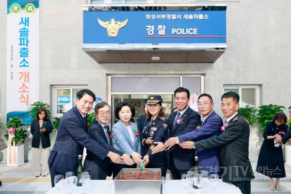 [크기변환]3.축하떡 커팅하는 이계철의장과 참석자.jpg
