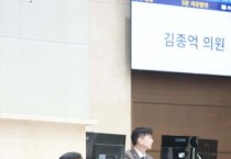 [크기변환]사진1. 용인특례시의회 김종억 의원이 2일 열린 제306회 제1차 정례회 제1차 본회에서 5분 자유발언을 하고 있다.jpg
