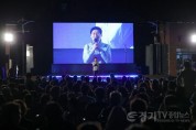 [크기변환]4-1. 이상일 용인특례시장이 12일 ‘제9회 머내마을영화제’에 참석해 축사를 하고 있다.JPG