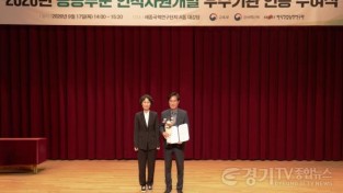 [크기변환][사진]  우수기관 인증 수여식.jpg