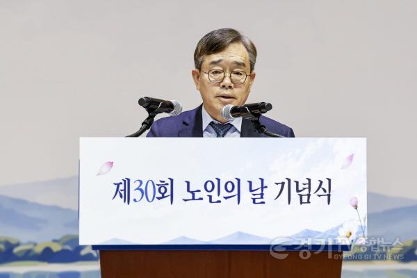 [크기변환]1-6. 조승문 화성특례시 제2부시장이 30일 화성시청 대강당에서 열린 제30회 노인의 날 기념식에서 기념사를 하고 있다.jpg