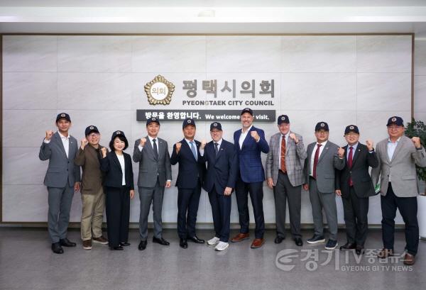 [크기변환]사진1) 애니라이트 스쿨 관계자 내방 단체 기념 촬영.jpg