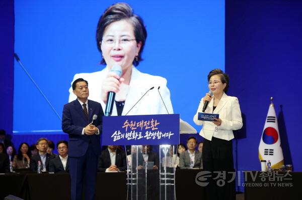 [크기변환]사진설명1. 김미경 수원특례시의회 의장이 1일 수원컨벤션센터에서 열린 ‘민선9기 수원대전환 비전보고회’에서 인사말을 하고 있다.jpg