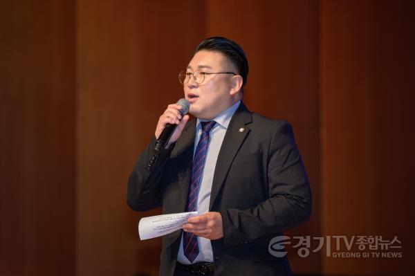 [크기변환]사진설명1_이철승_수원특례시의회_보건복지위원장이_30일_수원SK아트리움에서_열린_‘제4회_발달장애인_문화예술페스티벌’에서_축사를_하고_있다.jpg