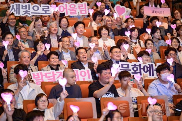 [크기변환]사진설명2._수원특례시의회_보건복지위원회_이철승_위원장과_이희승·정윤우_의원이_30일_수원SK아트리움에서_열린_‘제4회_발달장애인_문화예술페스티벌’에서_참석자들과_함께_기념촬영을_하고_있다.jpg